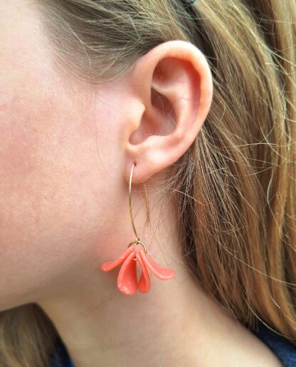 Boucles Flore corail (plaqué or et acétate)