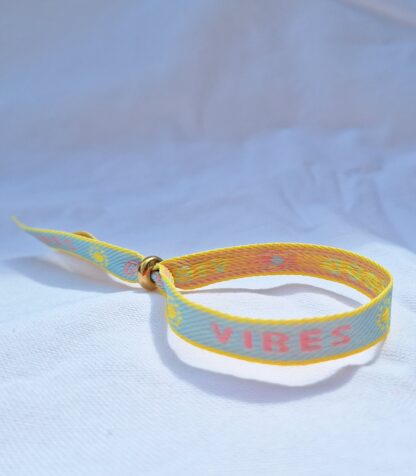 Bracelet Ruban "Good Vibes" (bleu clair, rose et jaune) – Image 2