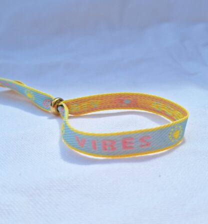 Bracelet Ruban "Good Vibes" (bleu clair, rose et jaune) – Image 3