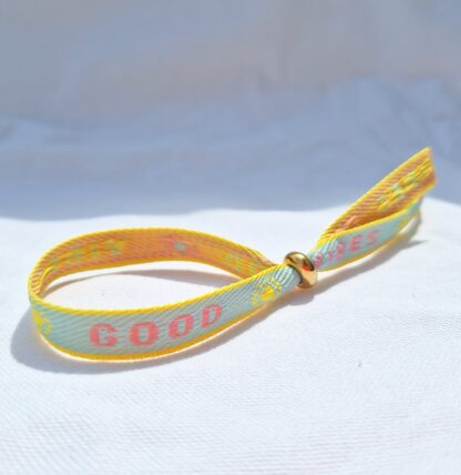 Bracelet Ruban "Good Vibes" (bleu clair, rose et jaune) – Image 3