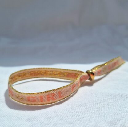 Bracelet Ruban "Girl Power" (beige, rose et doré) – Image 2