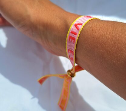 Bracelet Ruban "Girl Power" (beige, rose et doré) – Image 4