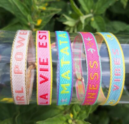 Bracelet Ruban "Girl Power" (beige, rose et doré) – Image 3